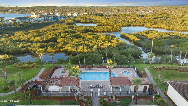 Foto del edificio - 2450 N Ocean Shore Blvd