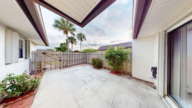 Foto del edificio - 2BR/ 2BA Condo In Golden Lakes - An Active...