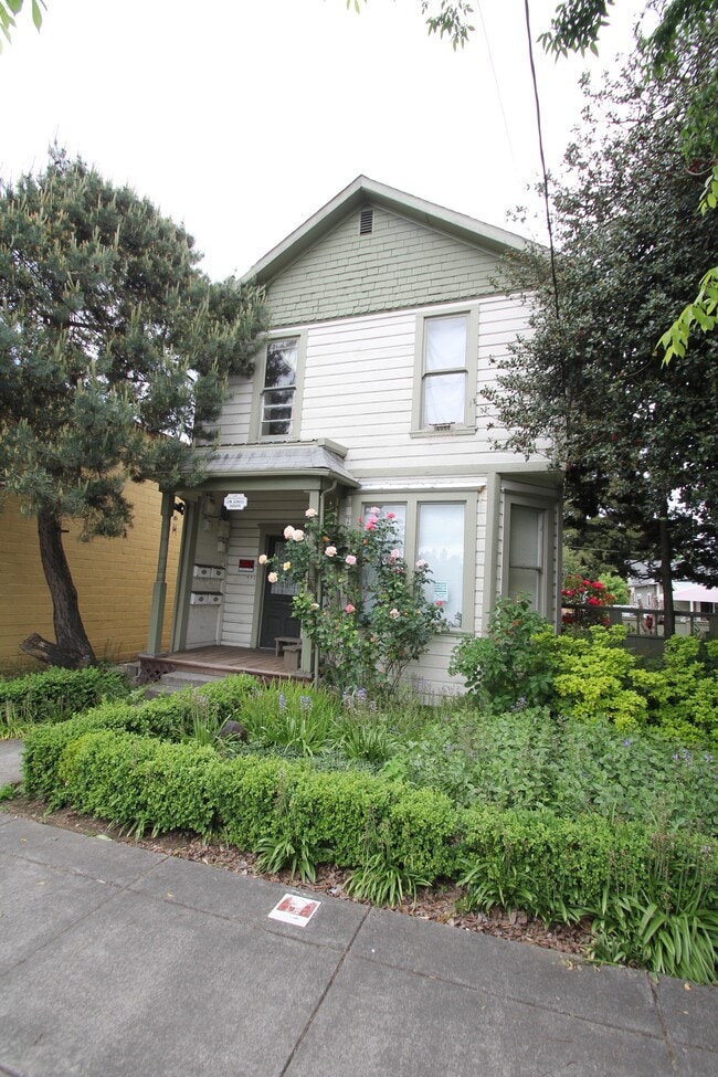 Building Photo - 1009 7th St