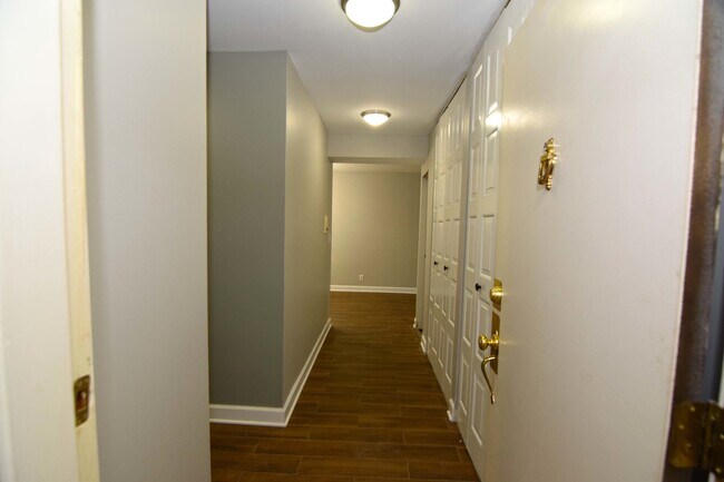 Foto del edificio - 1925 Tall Oaks Dr