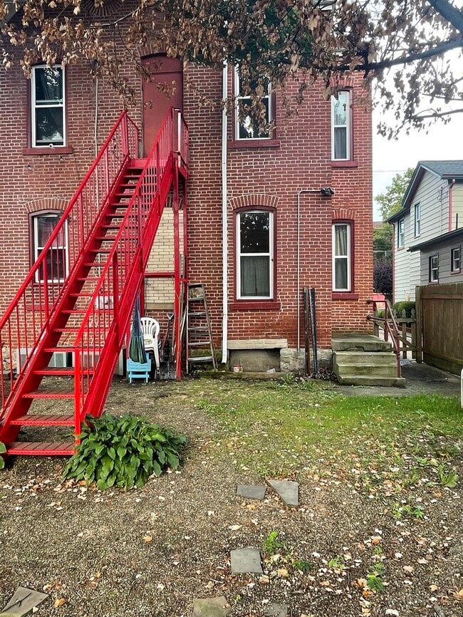 Foto del edificio - 3 bedroom townhouse in Beaver Falls ~