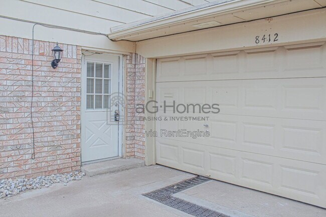 Foto del edificio - 8412 S Douglas Ave