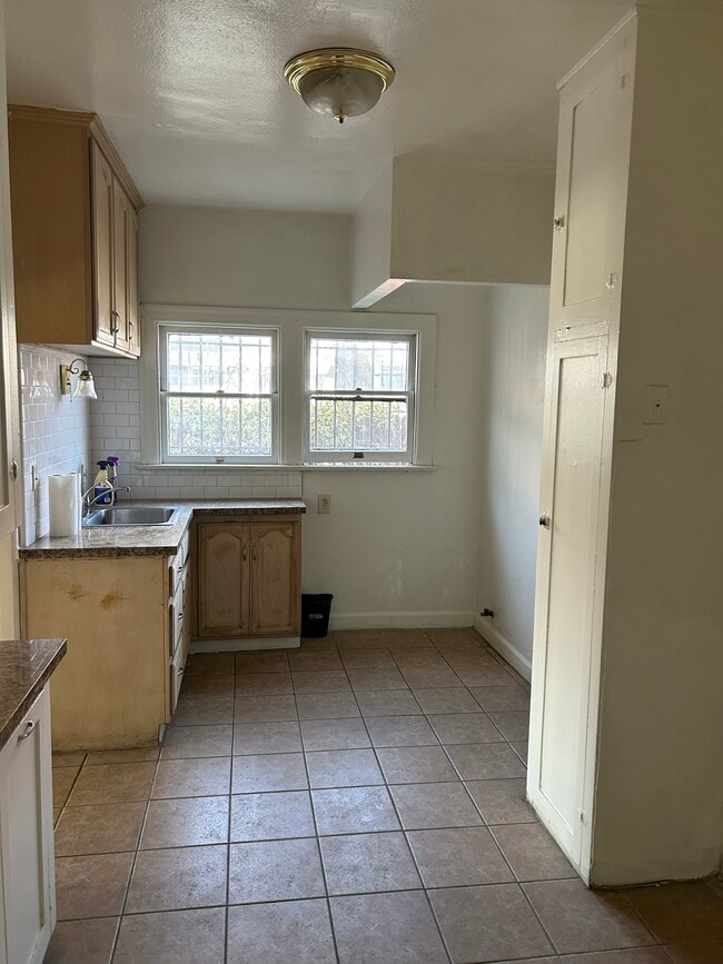 Building Photo - 1425 W 48th St