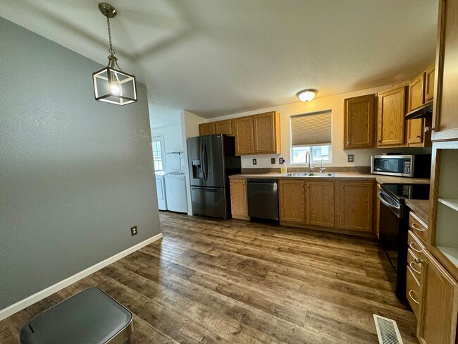 Building Photo - 3 Bed 2 Bath Home on the flats and close t...