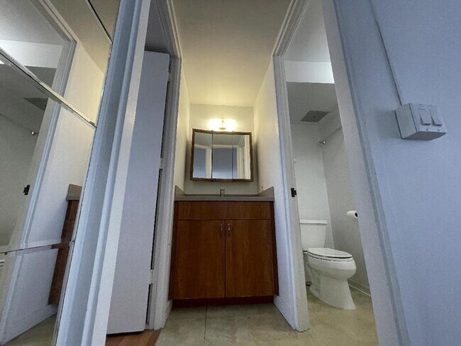 Foto del edificio - To register for the showing time below, no...