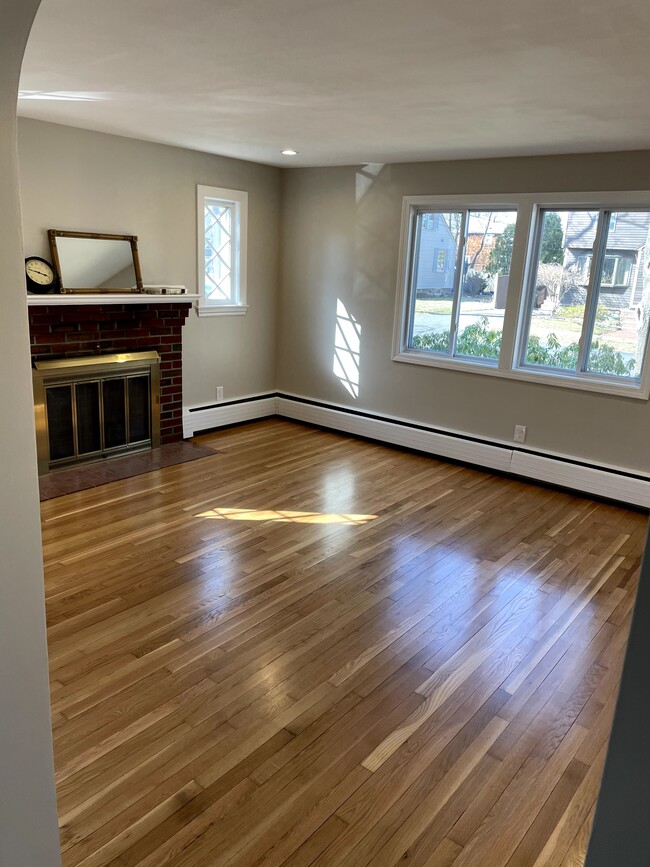Family Room pic 2 - 45 Longview Way