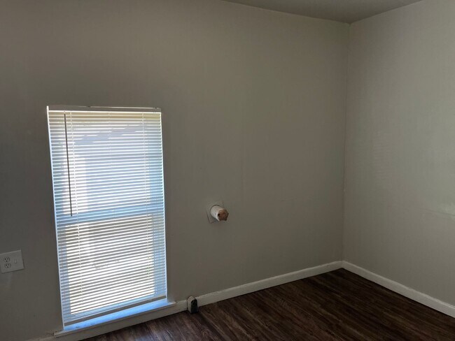 Building Photo - Totally Remodeled 3 Bed 1 Bath Home  SE OKC!  $795 Monthly.