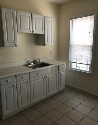 Building Photo - 303 Poplar St