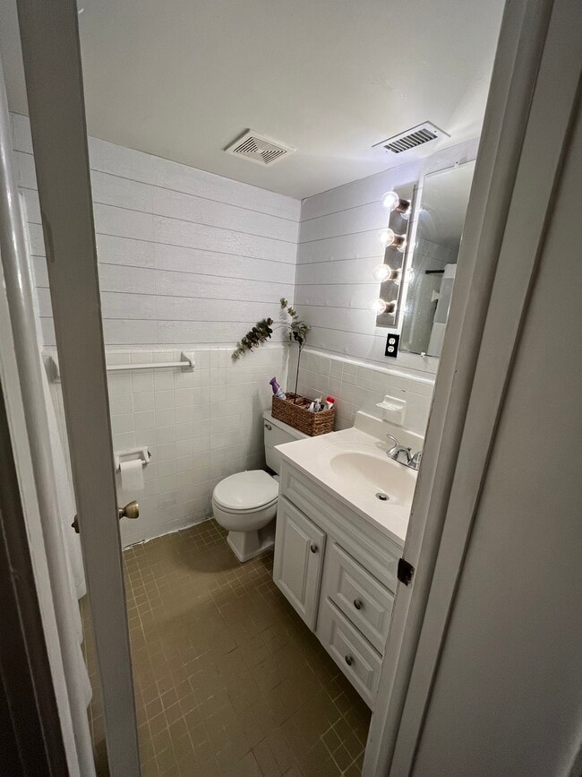 master bath - 1557 El Prado Rd