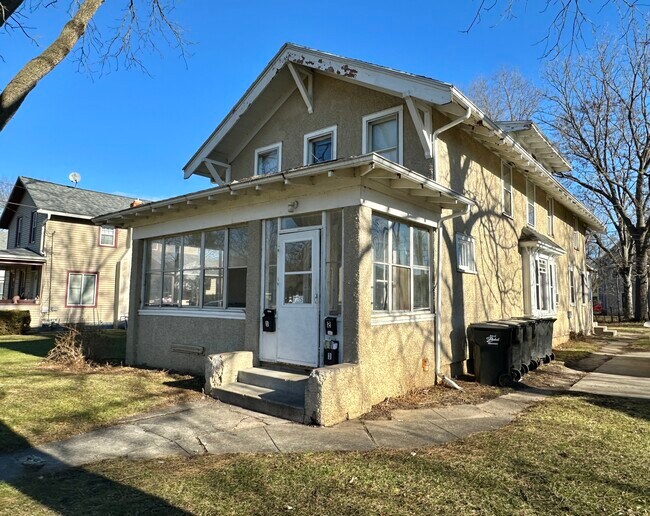Building Photo - 725 Vine St