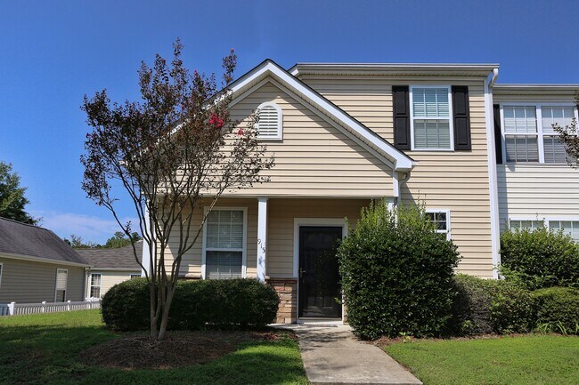 Foto del edificio - 3 Bedroom, 2 Bath End Unit with Fresh Carpet and Paint in Auburn Square!