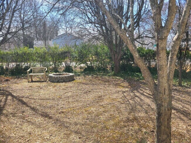 Foto del edificio - 3 BR, 2 BA Home with Garage and Fenced Yard