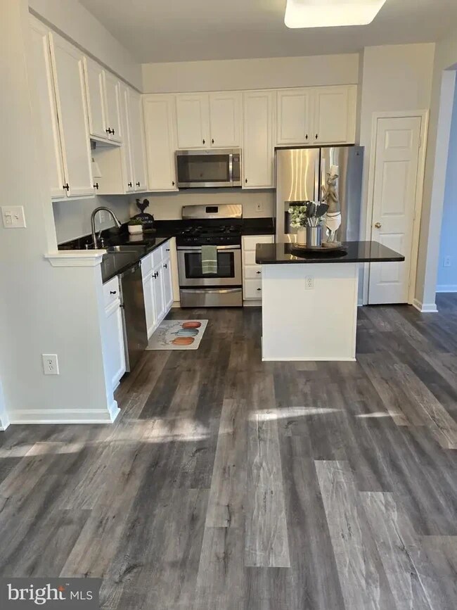 Foto del edificio - 25415 Morse Dr