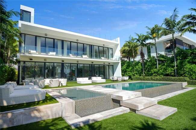 Foto del edificio - 5501 Pine Tree Dr