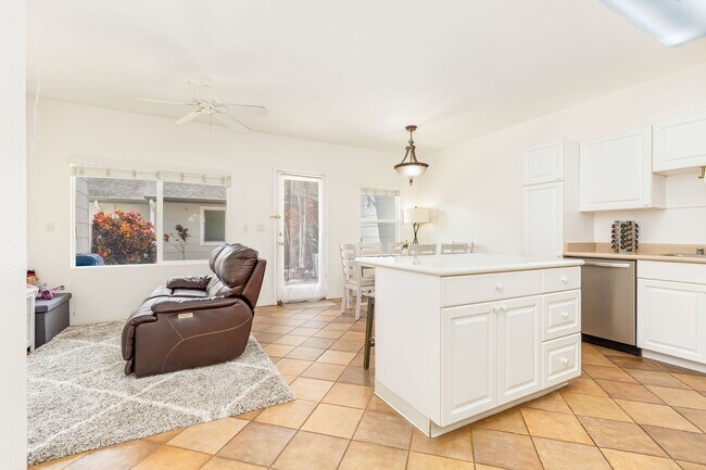 Foto del edificio - 2 Bedroom 2.5 bathroom PLUS den townhouse ...