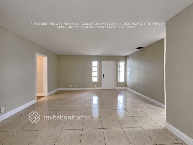 Foto del edificio - 2021 SW 64th Ave