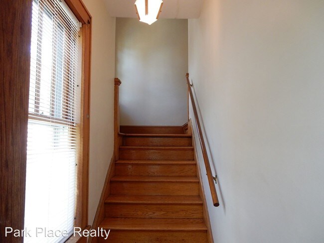 Building Photo - 2220 Memorial Ave SW