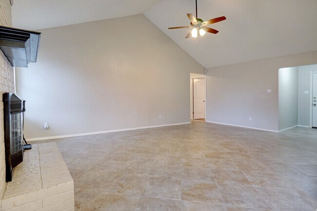 Building Photo - Super Nice 3-2-2 Brick Home!