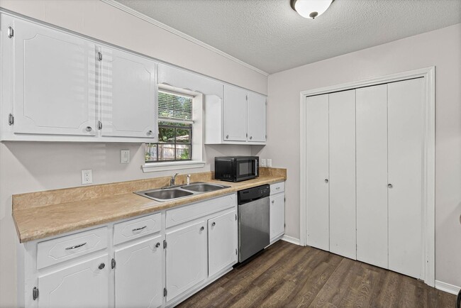 Building Photo - Adorable Cottage in Pinehurst