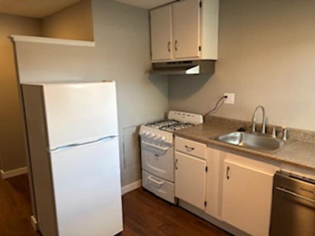 Building Photo - 3 BR Triplex in Martinsville