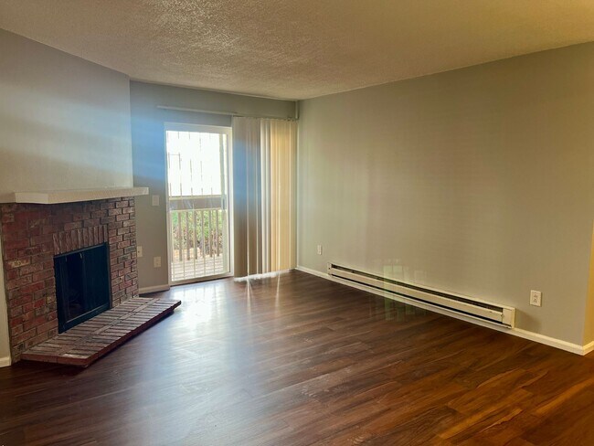 Foto del edificio - 2 Bedroom 2 Bathroom Aurora Condo!