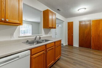 Building Photo - 82 Eastwood Ct