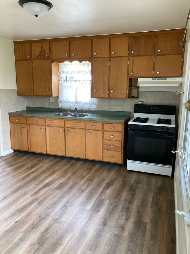 Building Photo - 3 Bedroom Home in Beloit!