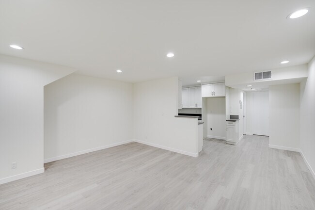 Building Photo - 1142 Stanley Ave