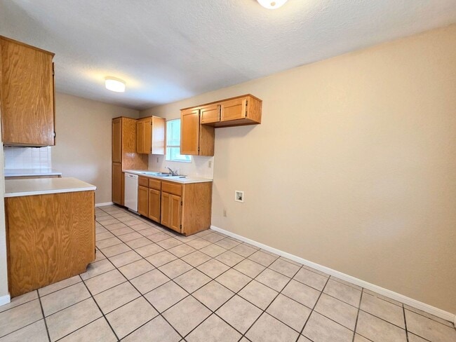 Building Photo - Charming 3-Bed, 2-Bath Country Home in Kem...