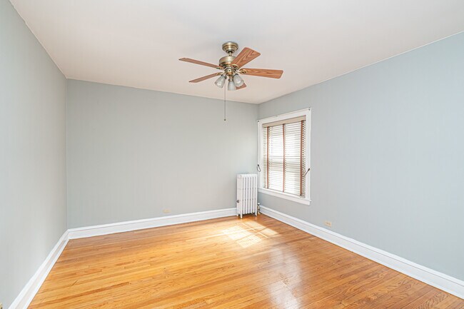 Foto del edificio - 124 N Austin Blvd