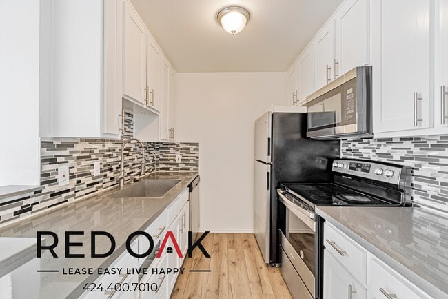 Building Photo - ~1 Month FREE~ Beautiful Three Bedroom Dre...
