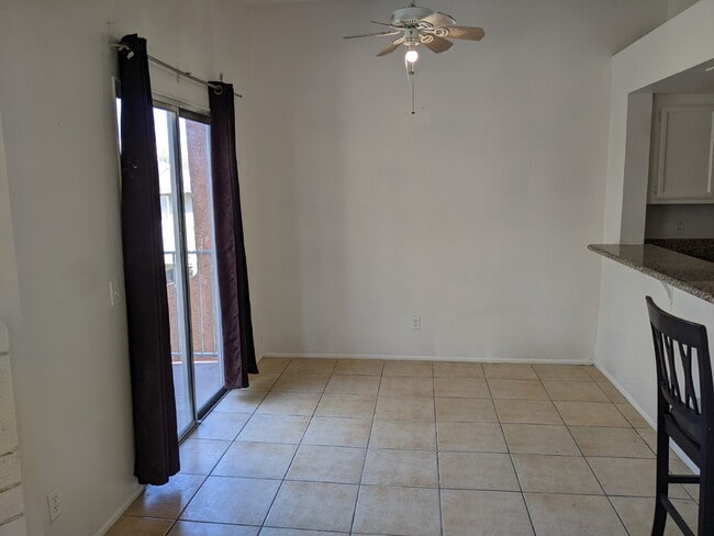 Building Photo - 2br condo in gated pool community