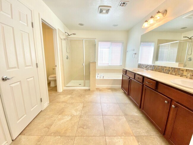 Foto del edificio - Inviting home with relaxing backyard spa in desirable Henderson location