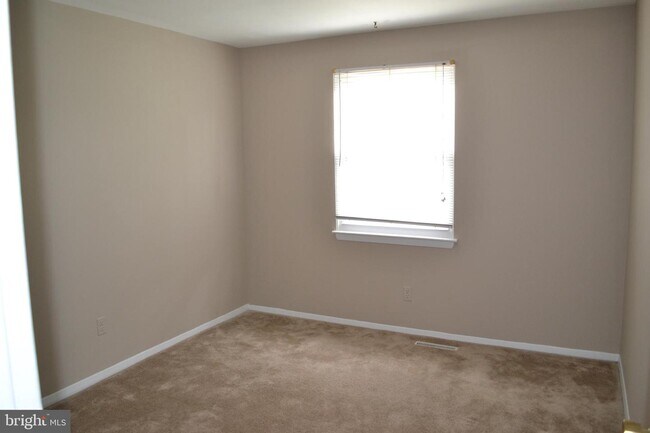 Building Photo - 302 Hometown Way