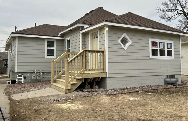 Building Photo - 611 S Hawthorne Ave