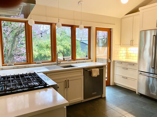 Building Photo - Remarkably Updated 3 bedroom 2 bath Home i...