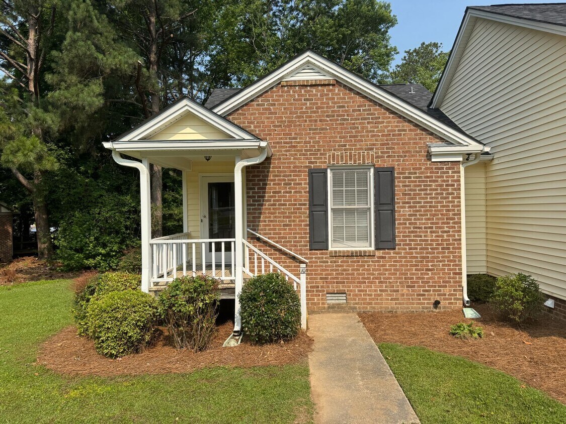 Foto principal - 2 Bedroom / 2 Bath End Unit Townhome in Ce...