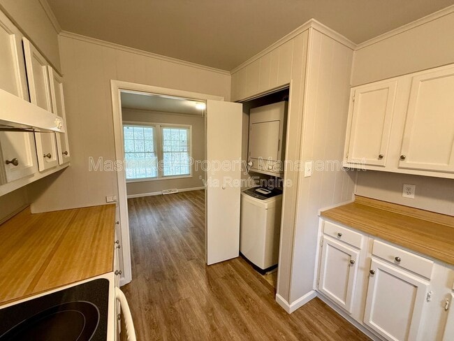 Building Photo - 221 Byrum St