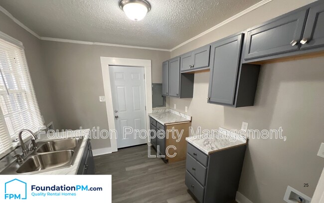 Building Photo - 790 S Pkwy E