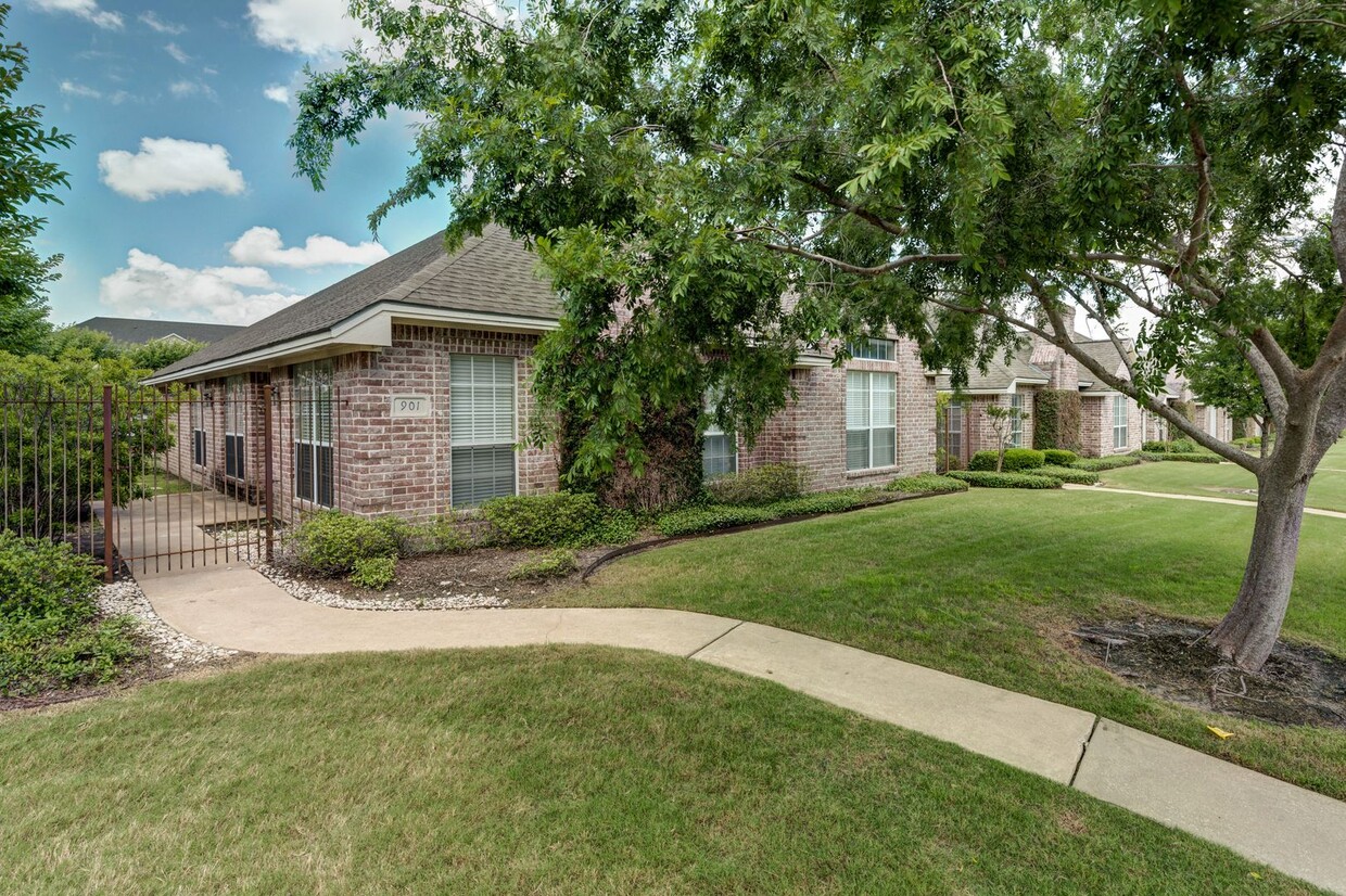 Foto principal - August 2025 Move In! Beautiful 3 Bed, 3 Ba...