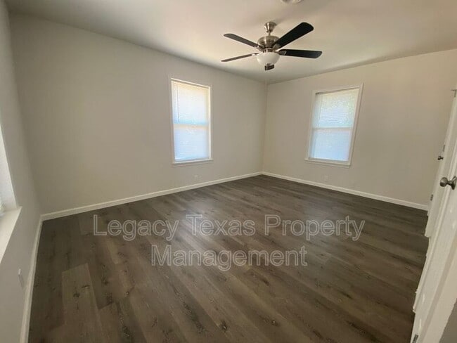 Foto del edificio - 211 S Nolan River Rd