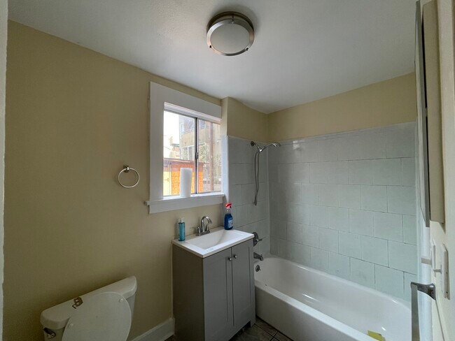 Baño reformado con nuevas instalaciones. - 1120 S Berendo St