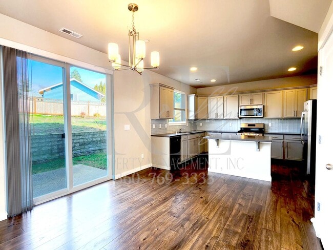 Building Photo - Stunning Large Home by YMCA