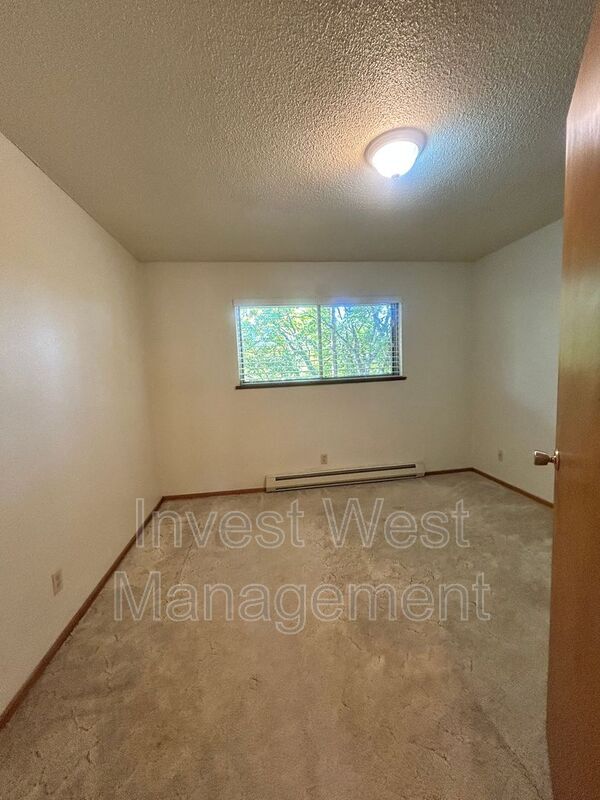 Building Photo - 1701 E Reserve St