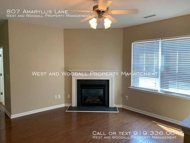 Foto del edificio - 807 Amaryllis Ln