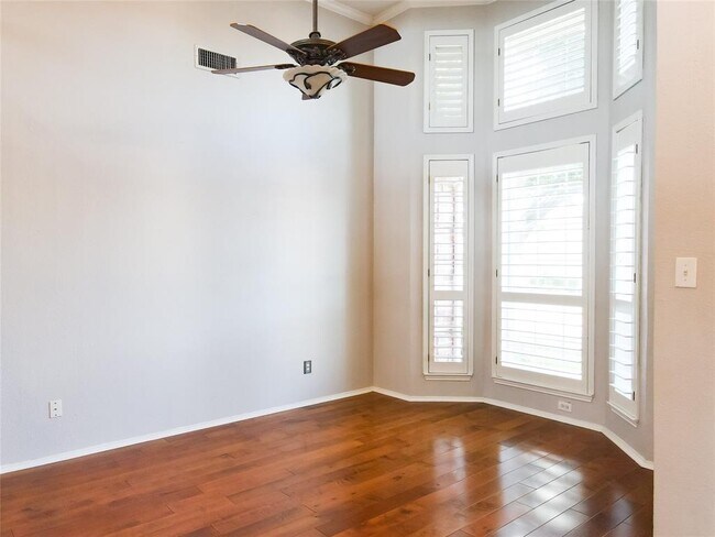 Building Photo - 1706 Lake Bluff Dr