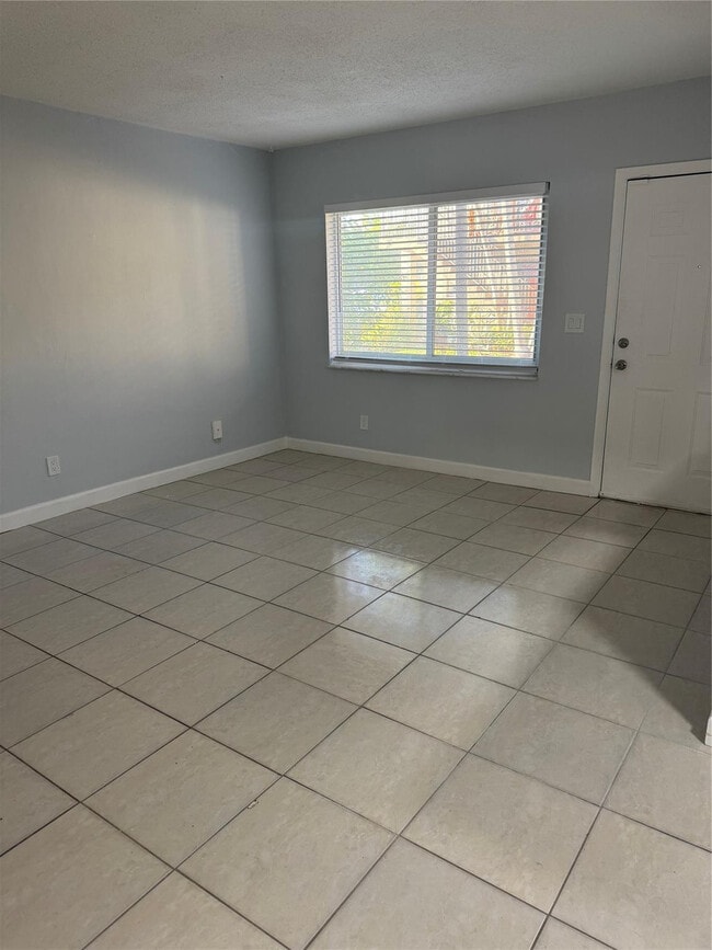 Building Photo - 3050 NE 5th Terrace