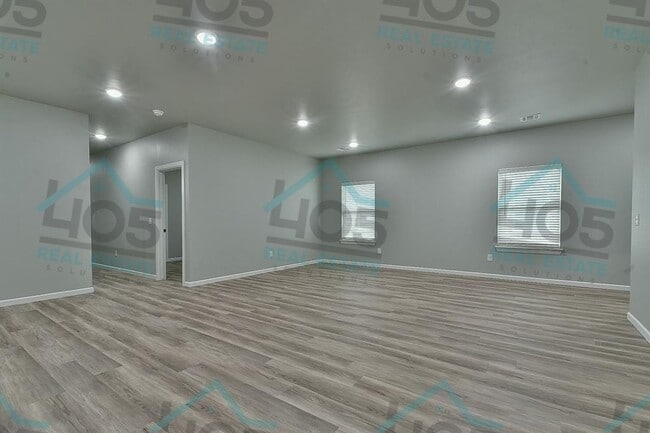 Building Photo - 4 Bedroom Rental w/2 car garage