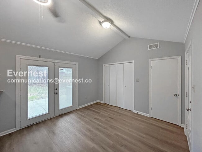 Foto del edificio - 3 Bed/2.5 Bath Home with Fenced Yard & Car...