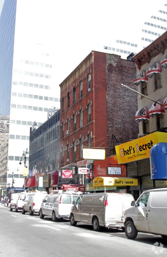 Foto del edificio - 131-133 E 45th St